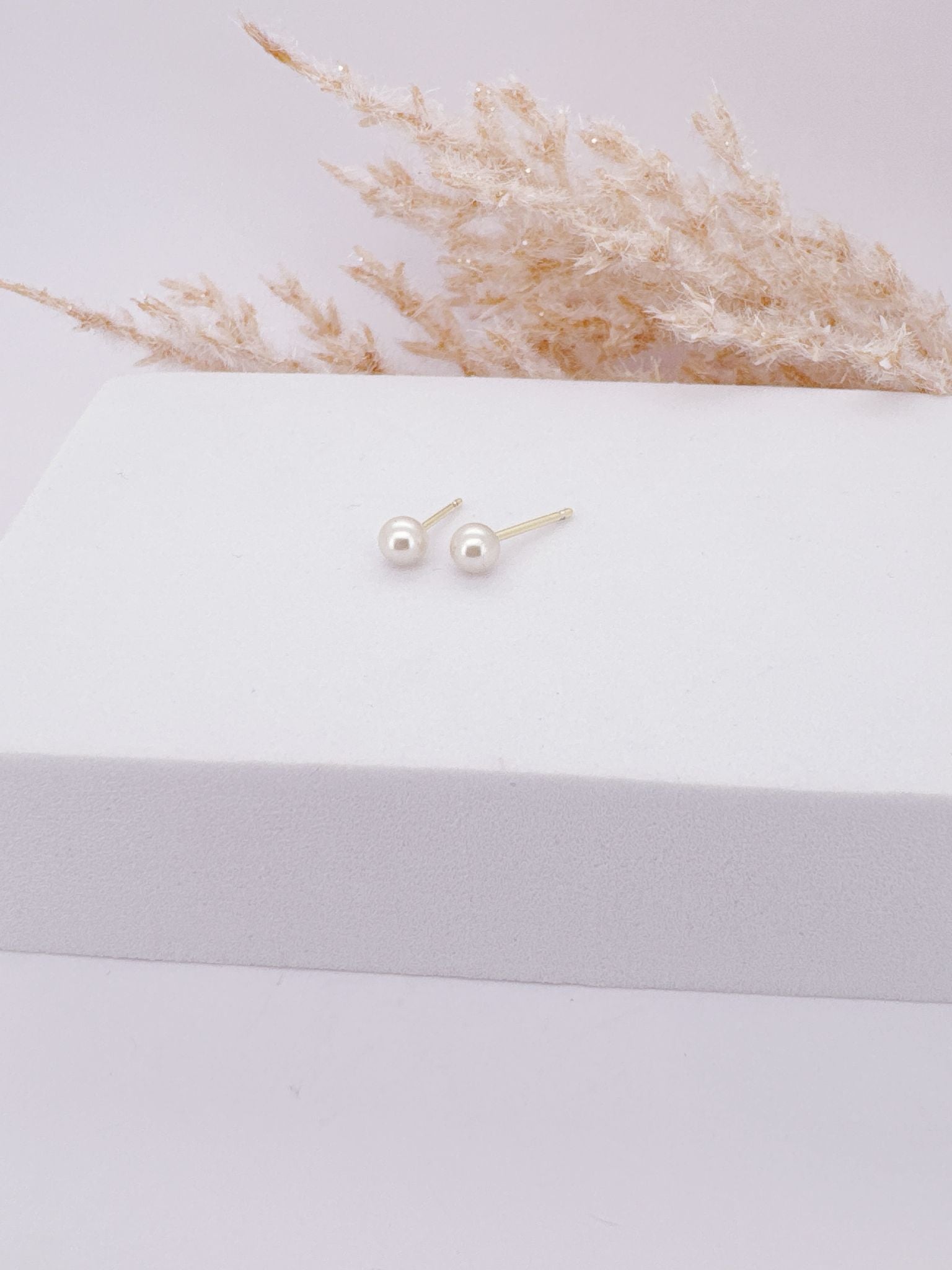 0070- PEARL EARRING 4mm