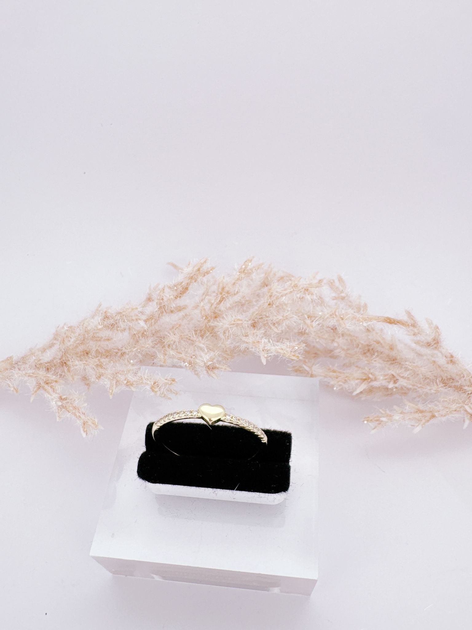 0131- MINIMALIST RING WITH MINI HEART (ANUK367)